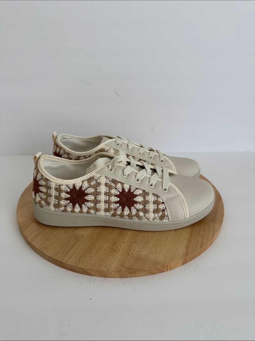 Dirty laundry crochet cream sneaker 10M new